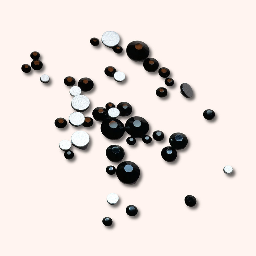 Zwarte strassteentjes in doos
