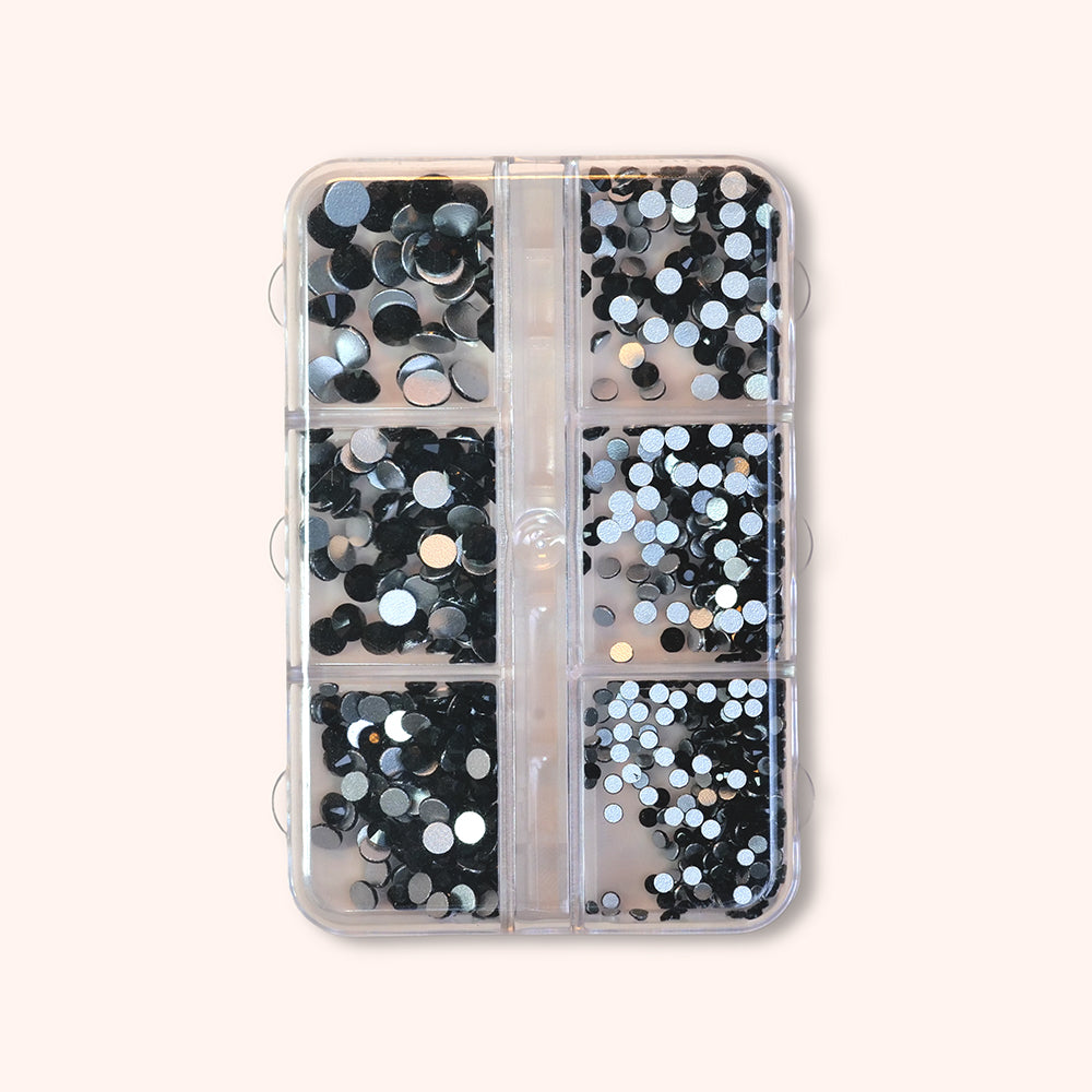 Zwarte strassteentjes in doos