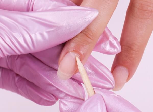 De nagelriem terugduwen en verwijderen.