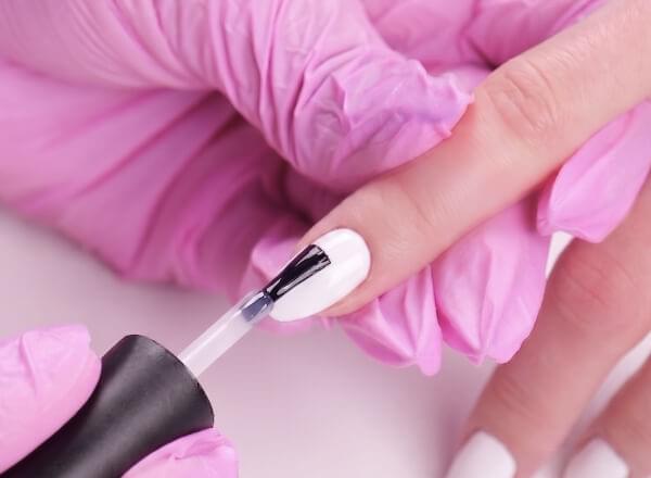 Breng de gewenste kleur en de topcoat aan.