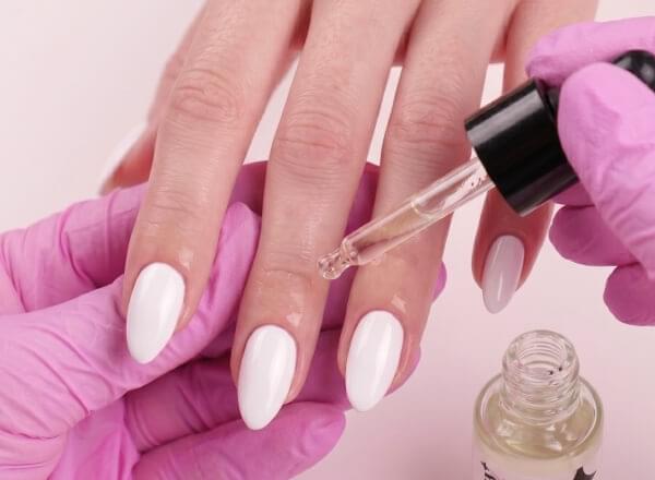 Breng nagelriemolie aan.